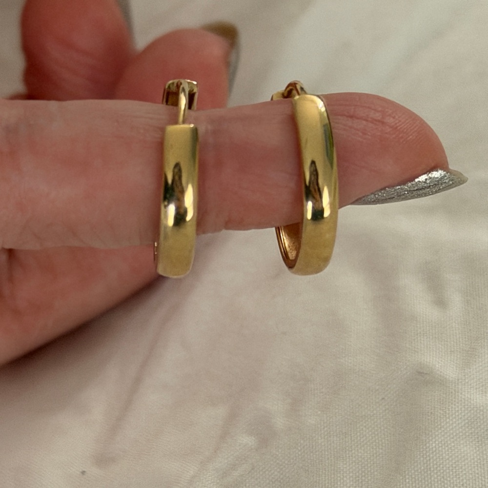 Mejuri 14k Yellow Gold Bold Medium Hoops earrings - Picture 5 of 5